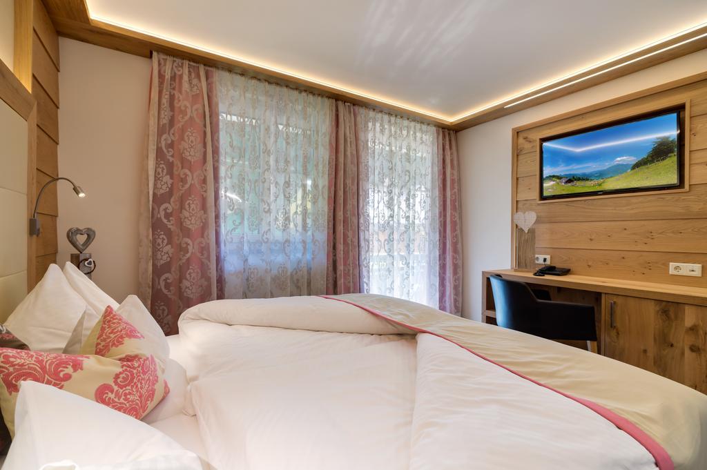 Hotel Fischerwirt Natur Waldspa Faistenau Quarto foto